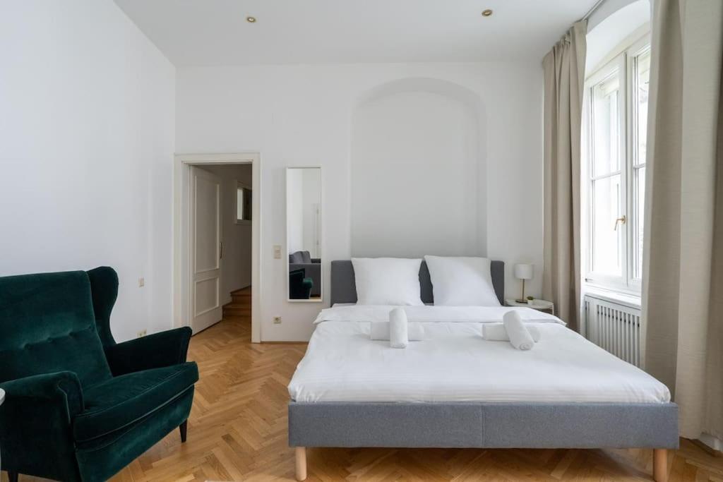 Historic Heart Apartment Вена Экстерьер фото