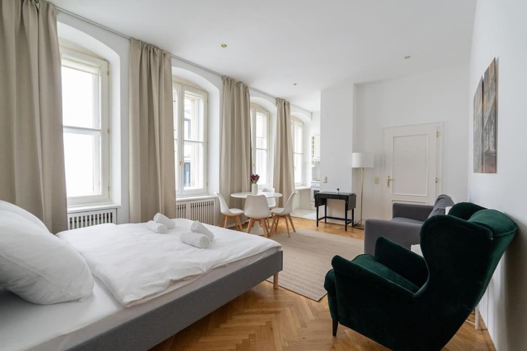Historic Heart Apartment Вена Экстерьер фото