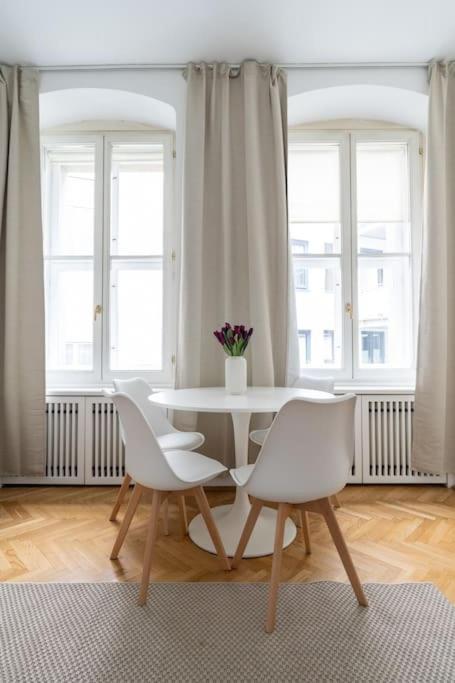 Historic Heart Apartment Вена Экстерьер фото