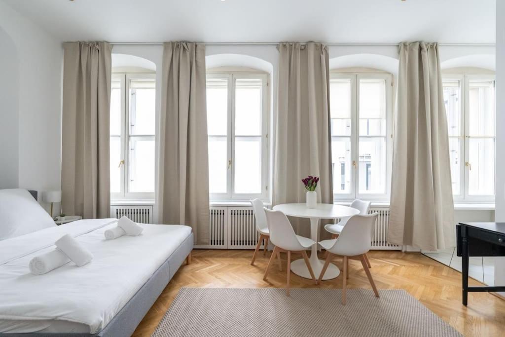 Historic Heart Apartment Вена Экстерьер фото
